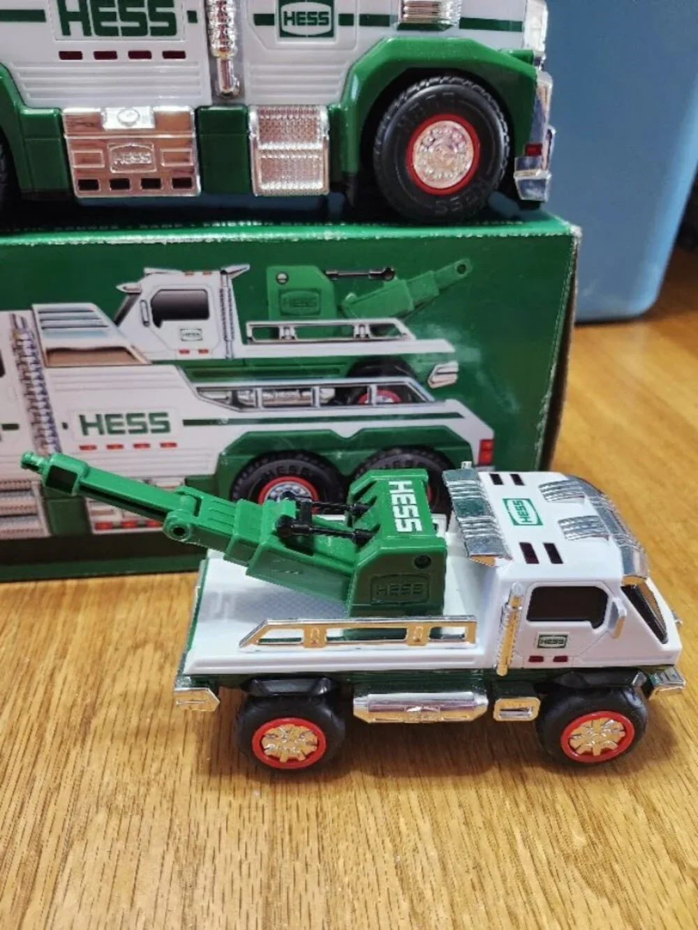Hess Tow Truck Rescue Team set Sirens 2019 w/Box - Missing smaller truck tow arm